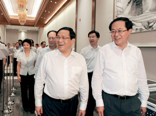 p75 9 月18 日晚上，江苏省委书记李强（前左），省长石泰峰（后排中）率江苏省党政代表团在浙江杭州国际博览中心考察。浙江省委副书记、代省长车俊（前右）陪同。 朱 江 I 摄