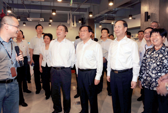p74 9 月18 日下午，江苏省委书记李强（中），省长石泰峰（右）率江苏省党政代表团在上海美团大众点评网考察。上海市委副书记、市长杨雄（左）陪同。 朱 江I 摄